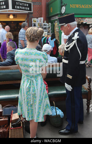 Arley, Bewdley, Worcestershire, Großbritannien, 6/27/2015, Severn Valley Railway Szenen, darunter Dampfzüge und Oldtimer in den Einstellungen von Ol Stockfoto