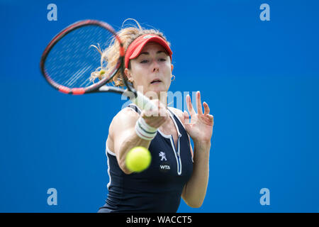 Alize Cornet von Frankreich spielen einhändig Vorhand gegen Caroline Wozniacki aus Dänemark bei Aegon International 2016, Eastbourne, England. Sonntag, Stockfoto