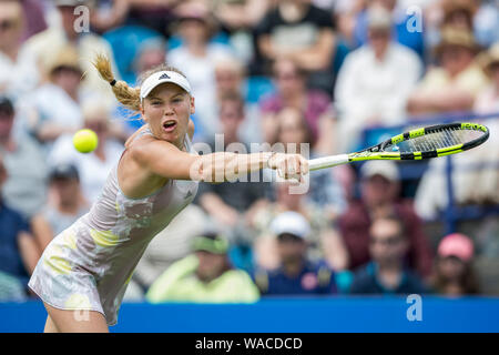 Caroline Wozniacki aus Dänemark spielen einhändige Rückhand Schuß gegen Monica Puig von Puerto Rico auf der Aegon International 2016, Eastbourne, England Stockfoto