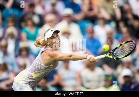 Caroline Wozniacki aus Dänemark spielen einhändige Rückhand Schuß gegen Monica Puig von Puerto Rico auf der Aegon International 2016, Eastbourne, England Stockfoto