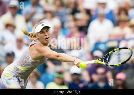 Caroline Wozniacki aus Dänemark spielen einhändige Rückhand Schuß gegen Monica Puig von Puerto Rico auf der Aegon International 2016, Eastbourne, England Stockfoto