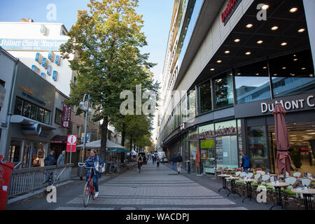 Köln - Oktober 2018. Zentrale Einkaufsstraße mit vielen verschiedenen Geschäften und Zentren für billig und teuer einkaufen in Köln, Deutschland. Herbst Stockfoto