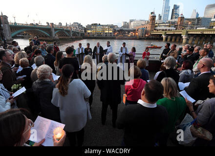 Der Bischof von Southwark hält eine kurze Service am Ufer der Themse, in der Nähe der Szene der Marchioness disaster, nach Überlebenden und Angehörigen der Opfer nahmen an einer Prozession zum 30. Jahrestag des Unfalls zu markieren. Stockfoto