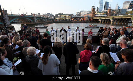 Der Bischof von Southwark hält eine kurze Service am Ufer der Themse, in der Nähe der Szene der Marchioness disaster, nach Überlebenden und Angehörigen der Opfer nahmen an einer Prozession zum 30. Jahrestag des Unfalls zu markieren. Stockfoto