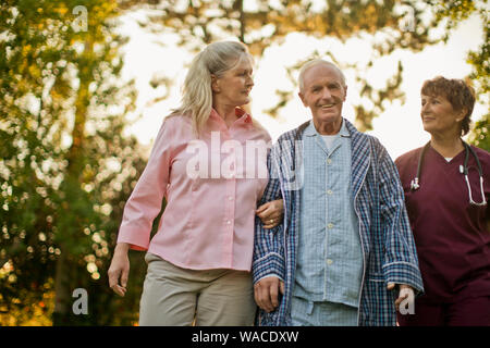 Porträt eines lächelnden älteren Mann, Arm in Arm mit seiner Frau und Schwester. Stockfoto