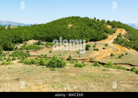 Albanische Natur Landschaft. Sandigen Hügeln und tiefen grünen Wäldern Stockfoto