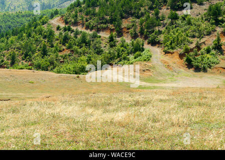 Albanische Natur Landschaft. Sandigen Hügeln und tiefen grünen Wäldern Stockfoto