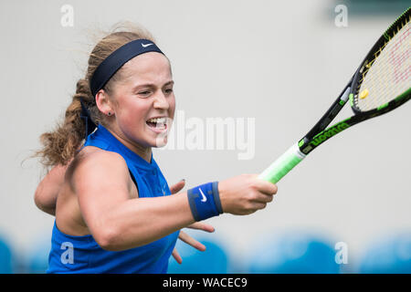 Aegon International 2016, Eastbourne, England - Jelena Ostapenko Lettlands spielen einhändig Vorhand gegen Daria Kasatkina Russlands. Sonntag, Stockfoto