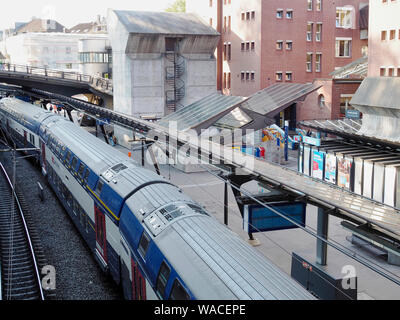 Fahrender Zug im Bahnhof Stadelhofen ZH, Schweiz Stockfoto