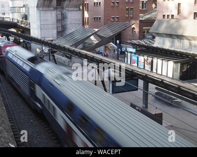 Fahrender Zug im Bahnhof Stadelhofen ZH, Schweiz Stockfoto