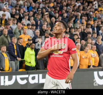 Wolverhampton, West Midlands, UK. 19 August, 2019. Englische Premier League, Wolverhampton Wanderers gegen Manchester United; Anthony Martial von Manchester United legt seine Hand auf seine Brust und sieht bis zu den Fans, nachdem er in der 27. Minute 0-1-Streng redaktionelle Verwendung. Keine Verwendung mit nicht autorisierten Audio-, Video-, Daten-, Spielpläne, Verein/liga Logos oder "live" Dienstleistungen. On-line-in-Match mit 120 Bildern beschränkt, kein Video-Emulation. Keine Verwendung in Wetten, Spiele oder einzelne Verein/Liga/player Publikationen Quelle: Aktion Plus Sport Bilder/Alamy leben Nachrichten Stockfoto