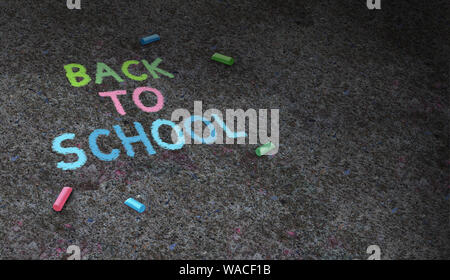 Zurück zu Schule text Zeichnen mit Kreide auf Asphalt in einem als Symbol für eine Rückkehr zur Ausbildung in einem 3D-Illustration Stil. Stockfoto