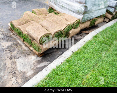 Vorbereitet Stapel des Rasens für die Verlegung von neuen Rasen im City Park Stockfoto