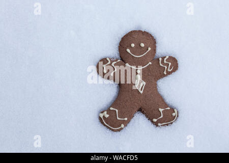 Gingerbread Man im Schnee. Stockfoto