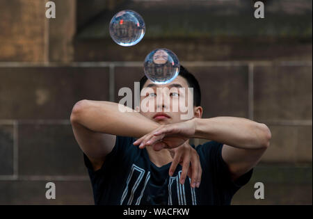 Edinburgh, Schottland, Großbritannien. 19 Aug, 2019. Montag, den 19. August 2019: Edinburgh Festival Fringe 2019 - Allgemeine Ansichten - eine Straße Interpret auf der Royal Mile in Edinburgh Credit: Andrew O'Brien/Alamy leben Nachrichten Stockfoto