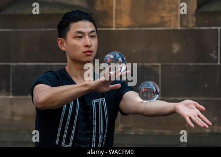 Edinburgh, Schottland, Großbritannien. 19 Aug, 2019. Montag, den 19. August 2019: Edinburgh Festival Fringe 2019 - Allgemeine Ansichten - eine Straße Interpret auf der Royal Mile in Edinburgh Credit: Andrew O'Brien/Alamy leben Nachrichten Stockfoto