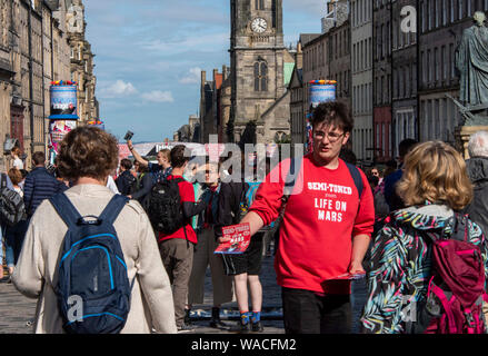 Edinburgh, Schottland, Großbritannien. 19 Aug, 2019. Montag, den 19. August 2019: Edinburgh Festival Fringe 2019 - Allgemeine Ansichten - ein Interpret Hände Sie Flyer zu einer Show auf der Royal Mile in Edinburgh Credit: Andrew O'Brien/Alamy leben Nachrichten Stockfoto