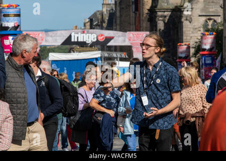 Edinburgh, Schottland, Großbritannien. 19 Aug, 2019. Montag, den 19. August 2019: Edinburgh Festival Fringe 2019 - Allgemeine Ansichten - ein Interpret Hände Sie Flyer zu einer Show auf der Royal Mile in Edinburgh Credit: Andrew O'Brien/Alamy leben Nachrichten Stockfoto