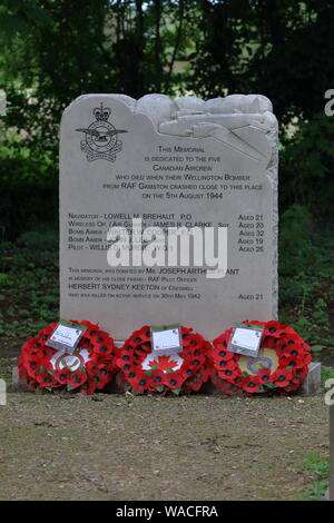 Ein Gedenkstein errichtet Cresswell Crags die 5 kanadischen Air Crew, die ihr Leben bei einem Flugzeugabsturz im zweiten Weltkrieg verloren zu erinnern. RIP Stockfoto