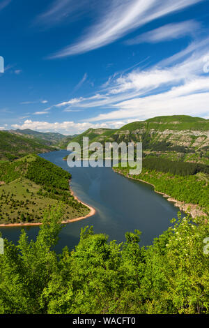 Mäander des Flusses Arda in Rhodopen Gebirge, dam Kardschali, Bulgarien. Stockfoto