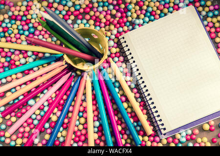 Leer Notebook und Buntstifte auf kleinen farbigen Kugeln Stockfoto