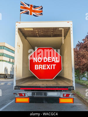 Kein Deal Brexit digitale zusammengesetzte Zeichen in einen leeren Behälter Stapler. Großbritannien ist der EU standardmäßig auf on Oktober 31st, 2019 lassen Stockfoto