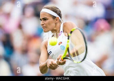 Aegon International 2016, Eastbourne, England - Monica Puig de Puerto Rico spielen mit zwei rückhand gegen Caroline Wozniacki aus Dänemark übergeben. Wednesda Stockfoto