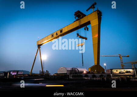 Harland und Wolff werft Kran bei Nacht Stockfoto