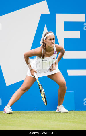 Aegon International 2016, Eastbourne, England - Monica Puig de Puerto Rico stretching während der Match gegen Caroline Wozniacki aus Dänemark. Mittwoch, 2. Stockfoto