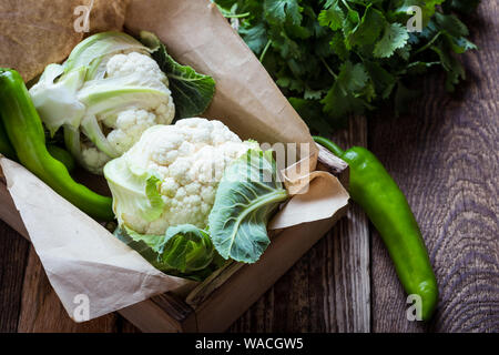 Frische organische homegrown Blumenkohl in Holzkiste, vegane Mahlzeit, auf Basis pflanzlicher Lebensmittel, Nahaufnahme, selektiver Fokus Stockfoto