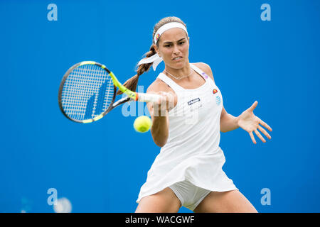 Monica Puig de Puerto Rico spielen einhändig Vorhand gegen Kristina Mladenovic Frankreichs bei Aegon International 2016, Eastbourne, England - T Stockfoto