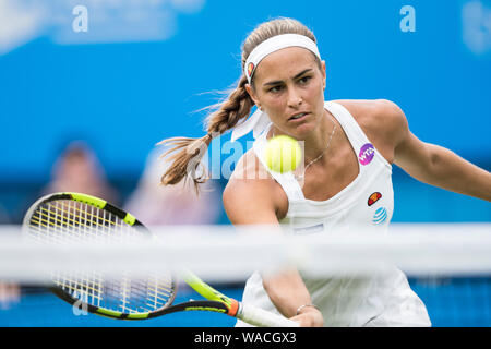 Monica Puig de Puerto Rico spielen einhändig Vorhand gegen Kristina Mladenovic Frankreichs bei Aegon International 2016, Eastbourne, England - T Stockfoto