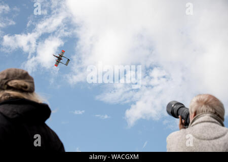 Zuschauer, die Bilder von Leistung durch die OV-Bronco (EDITORIAL NUR VERWENDEN) Stockfoto