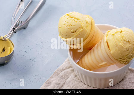 Hausgemachte bio Vanille Eis auf einem hellen Hintergrund. Stockfoto