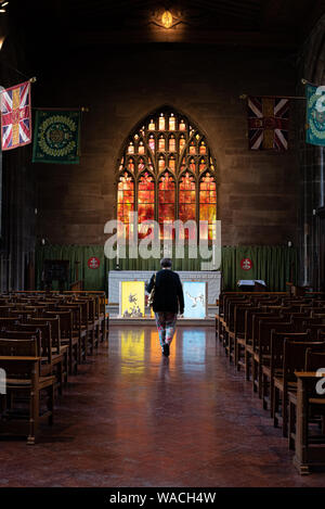 Manchester, Großbritannien - 16 Juli 2019: ältere Frau zu Fuß in das Innere des berühmten Katholischen Manchester Kathedrale mit der schönen Flecken Stockfoto