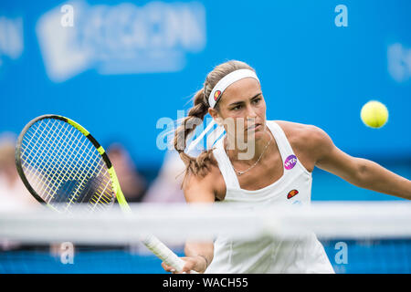 Monica Puig de Puerto Rico spielen einhändig Vorhand gegen Kristina Mladenovic Frankreichs bei Aegon International 2016, Eastbourne, England - T Stockfoto