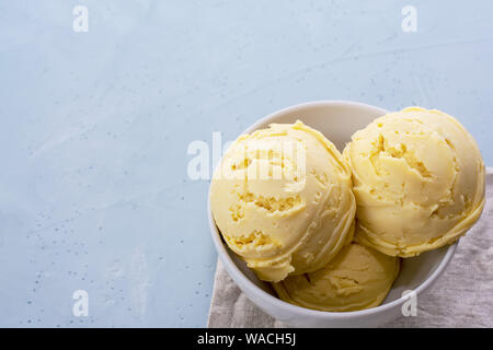 Hausgemachte bio Vanille Eis auf einem hellen Hintergrund. Stockfoto