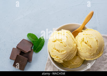 Hausgemachte bio Vanille Eis auf einem hellen Hintergrund. Stockfoto