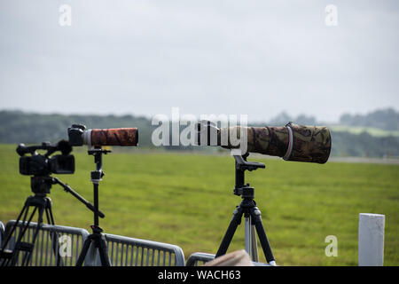 Kamera- und Videoaufnahmen auf Stative am Rande der Zaun in einer Airshow (REDAKTIONELLE NUR VERWENDEN) Stockfoto