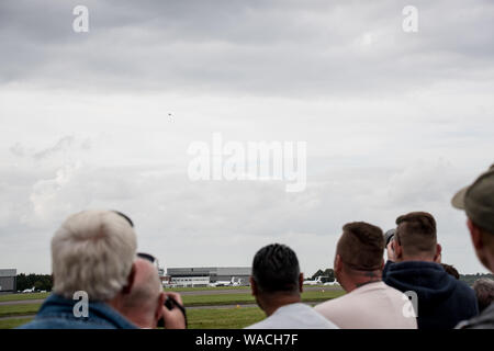 Zuschauer bei einem Flying Display beobachten und fotografieren (REDAKTIONELLE NUR VERWENDEN) Stockfoto