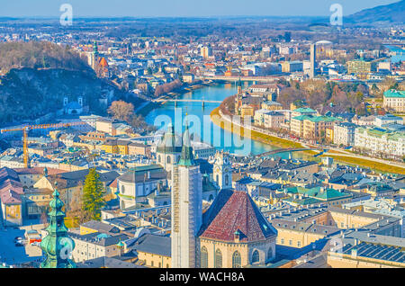 Der Blick auf die Altstadt von Salzburg mit Glockentürme der mittelalterlichen Kirchen und Wicklung Salzach auf den Hintergrund, Österreich Stockfoto