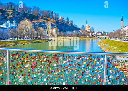 SALZBURG, Österreich - Februar 27, 2019: Bunte des Paares Vorhängeschlösser mit eingravierten Namen auf dem Gitter der Makartsteg Brücke, am 27. Februar in Salzb Stockfoto