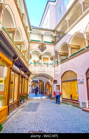 SALZBURG, Österreich - 27. FEBRUAR 2019: Die schmale Passage in der Altstadt mit geschwungenen Balkonen der mittelalterlichen Häuser, am 27. Februar in Salzburg. Stockfoto