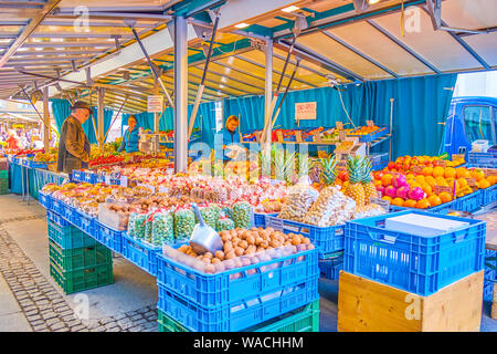 SALZBURG, Österreich - 27. FEBRUAR 2019: frische Früchte in Lebensmittelmarkt wählen, am Universitätsplatz entfernt (Universitatsplatz) - einer der zentralen Lo Stockfoto