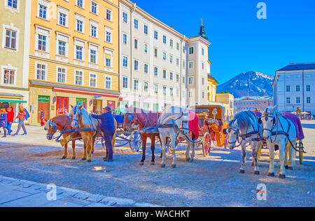 SALZBURG, Österreich - 27. FEBRUAR 2019: Salzburg bietet eine unvergessliche Fahrt mit der Pferdekutsche entlang der Altstadt, am 27. Februar in Salzburg. Stockfoto