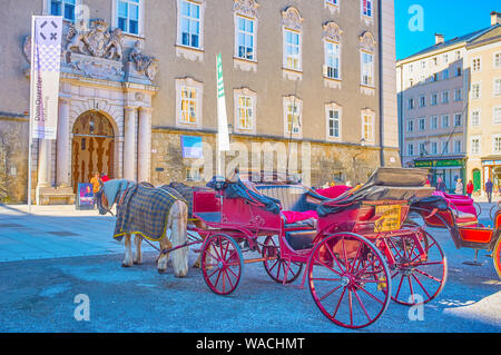 SALZBURG, Österreich - 27. FEBRUAR 2019: Die pferdewagen, am Eingang zum Residence State Zimmer auf dem Residenzplatz stehen, am 27. Februar Stockfoto