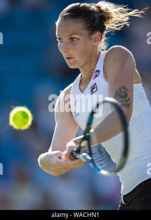 Karol'na Pliskova der Tschechischen Republik spielen mit zwei rückhand gegen Johanna Konta von Großbritannien bei Aegon International 2016, Eastbourne, Englan Stockfoto