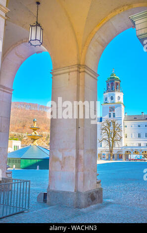 SALZBURG, Österreich - 27. Februar 2019: Der Blick auf die Residenz mit dem Uhrturm durch die arkade der Domplatz, am 27. Februar in Salzburg Stockfoto