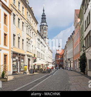 Görlitz, Sachsen, Deutschland: Historische Gebäude in der Bruder Straße ("brüderstraße") mit Rathaus im Hintergrund Stockfoto