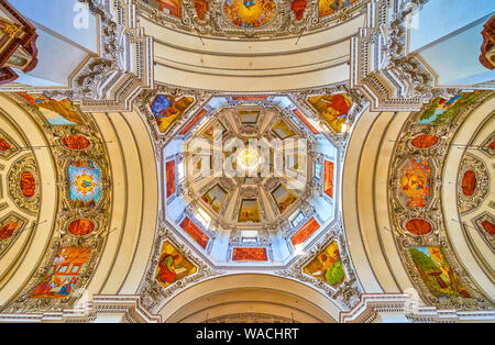 SALZBURG, Österreich - Februar 27, 2019: Die Kuppel und die kreuzförmige Teil der Salzburger Dom mit außergewöhnlichen Kombination aus bunten Fresken und w Stockfoto